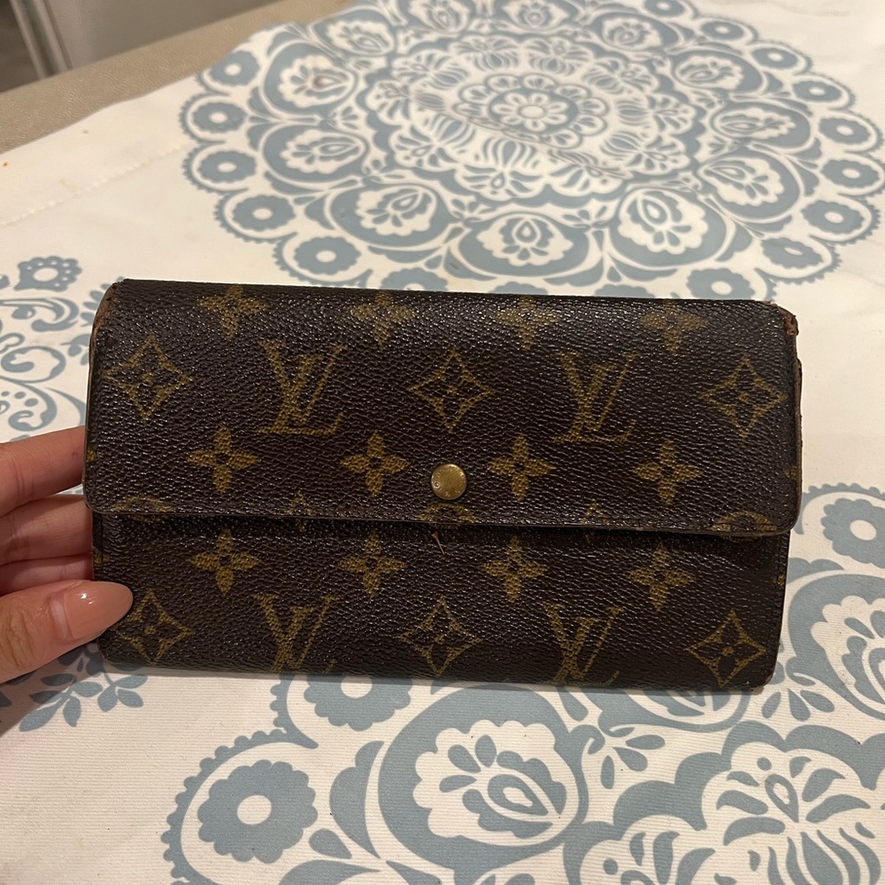Authentic Louis Vuitton Sarah Wallet